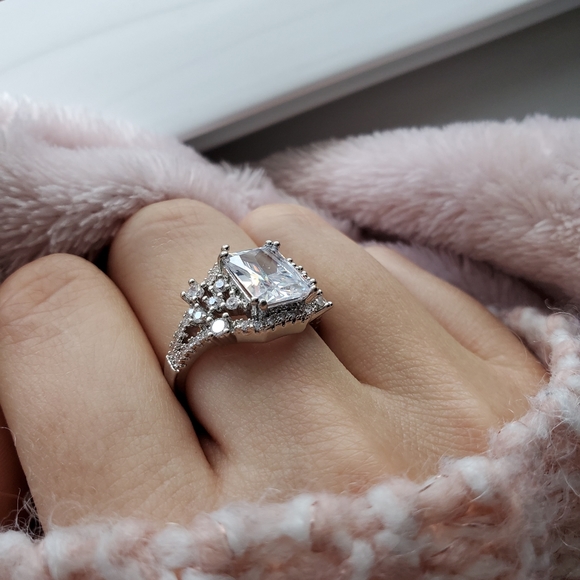 Gorgeous White Topaz Wedding Engagement Ring - Picture 5 of 8